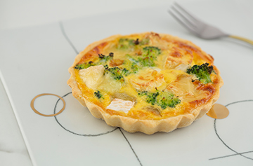 Mini quiche with Camembert and broccoli 