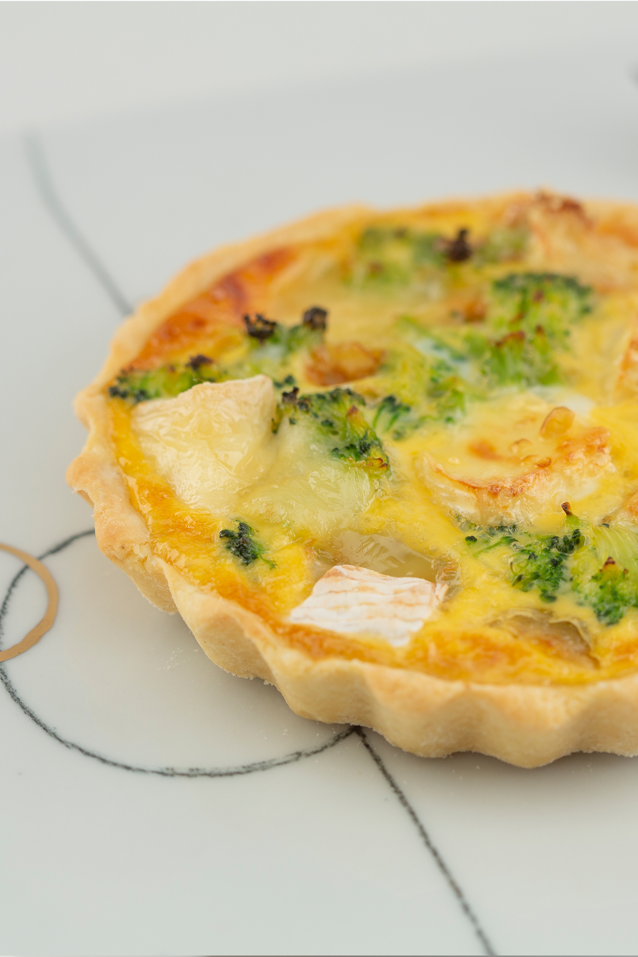 Mini quiche with Camembert and broccoli 