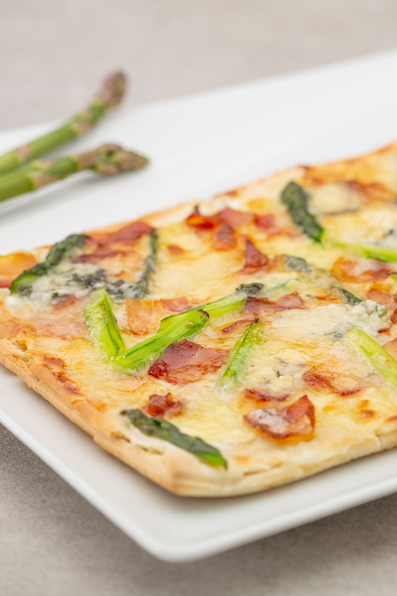 Quick Roquefort and asparagus pizza