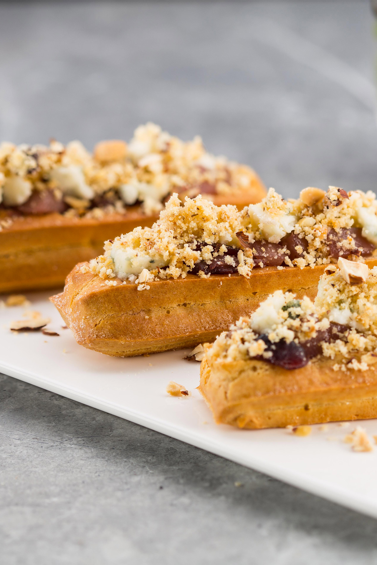 Mini eclairs with Roquefort