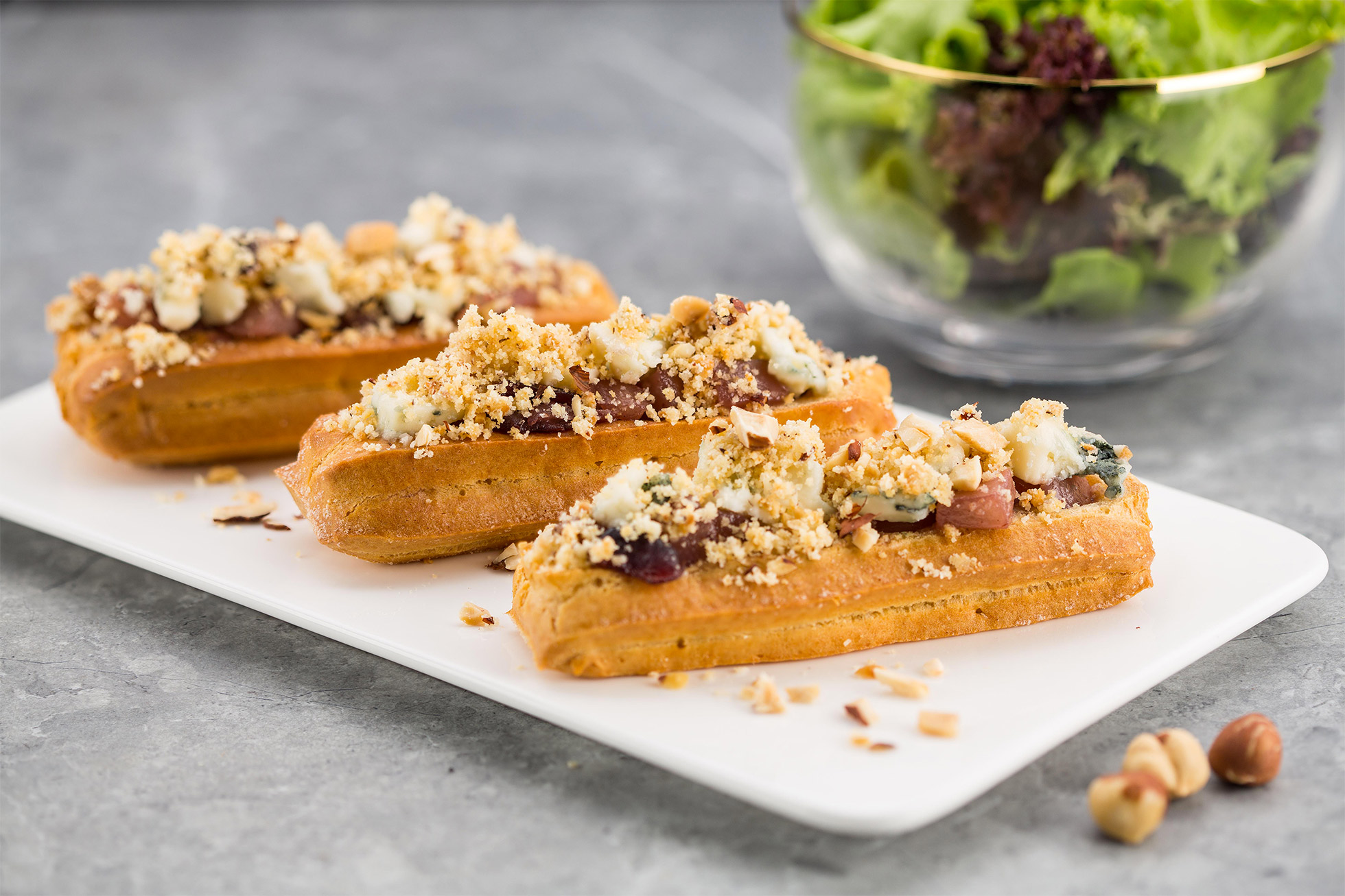 Mini eclairs with Roquefort