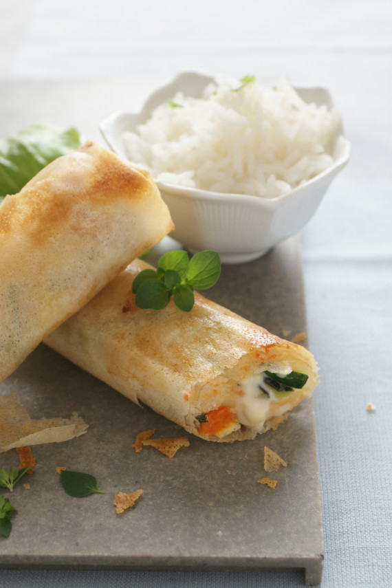 Rollitos crujientes de aguacate y pollo con papel de arroz