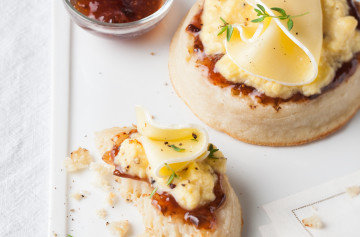 Huevos revueltos, crumpets y lonchas de Brie