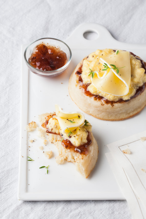 Huevos revueltos, crumpets y lonchas de Brie