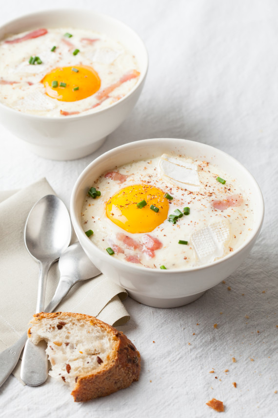 Huevos revueltos, crumpets y lonjas de Brie 