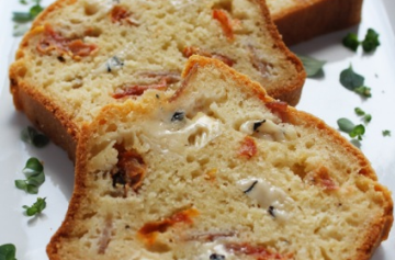 Brie au bleu cake with ham and sun-dried tomatoes