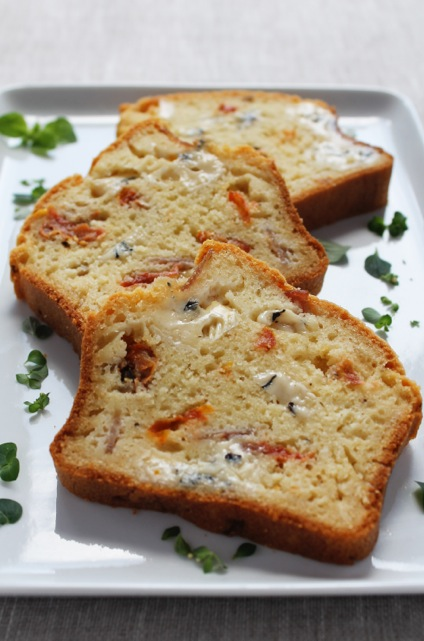 Brie au bleu cake with ham and sun-dried tomatoes