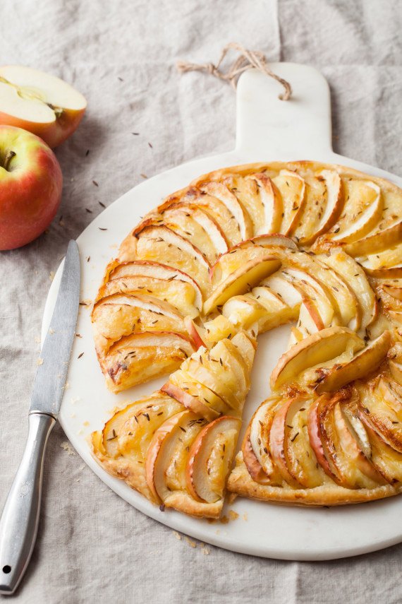 kuchen de manzanas con camembert y comino 