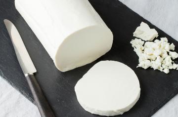 ILE DE FRANCE® Chèvre on a plate