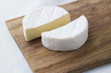 ILE DE FRANCE® Petit Brie on a plate