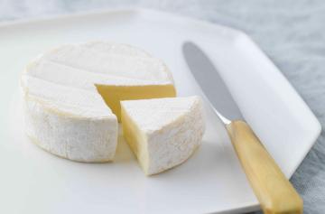 ILE DE FRANCE® petit camembert on a plate