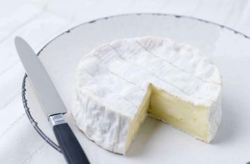 ILE DE FRANCE® camembert on a plate