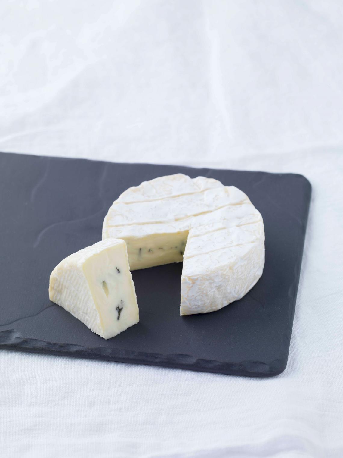ILE DE FRANCE® Brie au Bleu on a plate