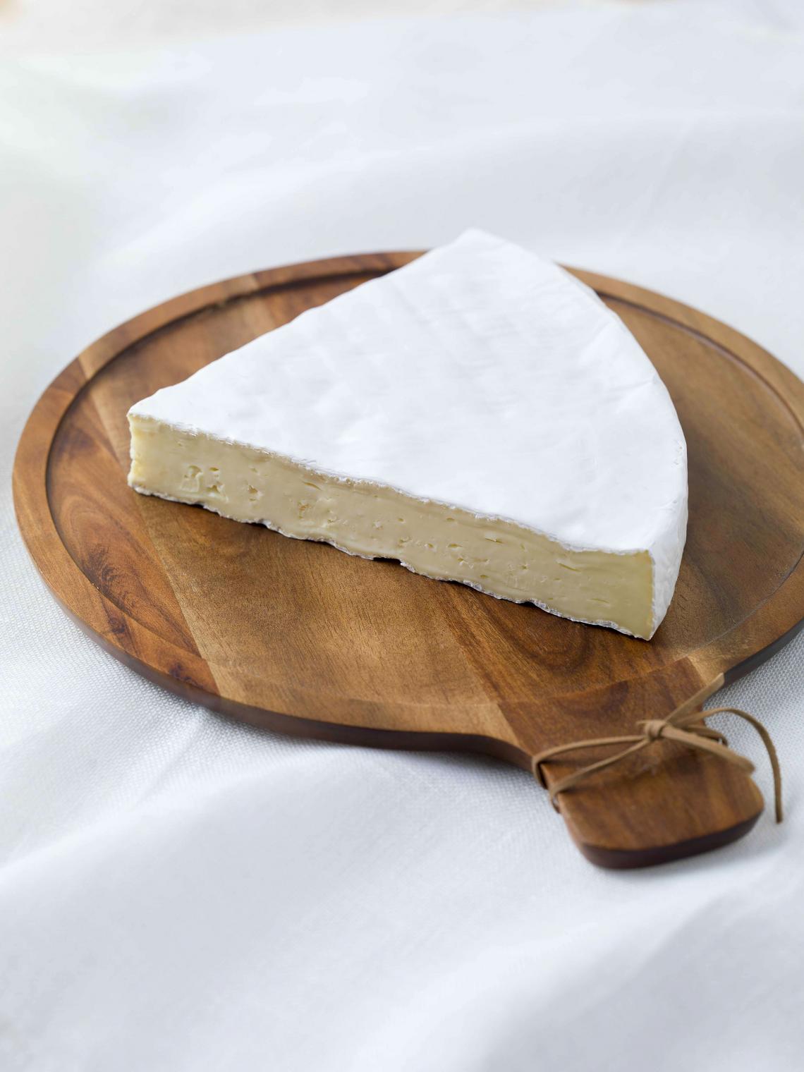  ILE DE FRANCE® Brie on a plate