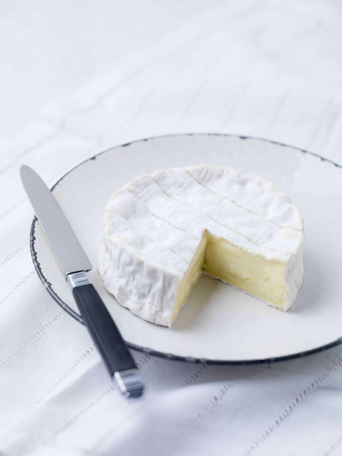 ILE DE FRANCE® camembert on a plate