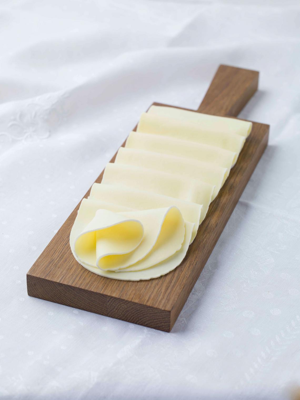ILE DE FRANCE® Tranches de Brie on a plate